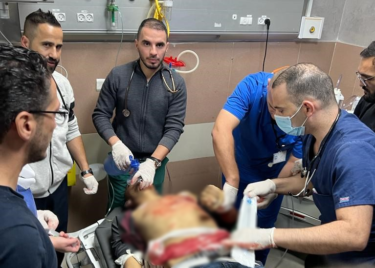 طواقم مجمع فلسطين الطبي خلال محاولتها إنقاذ حياة الشاب مصعب نفل قبل الإعلان عن ارتقائه شهيدا متأثرا بإصابته الحرجة
